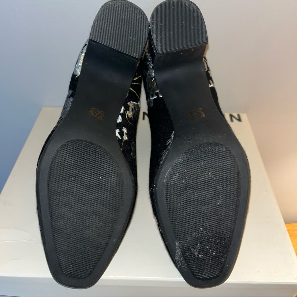 NWT/NIB Anne Klein Akgorgia slip on ankle boots size 7. Silver & gold flowers - Picture 11 of 14
